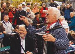 Maibaumfest auf Nordstrand (2010) mit Ministerpr&auml;sident Peter Harry Carstensen &ndash; Rolf dirigiert mit Taktstock