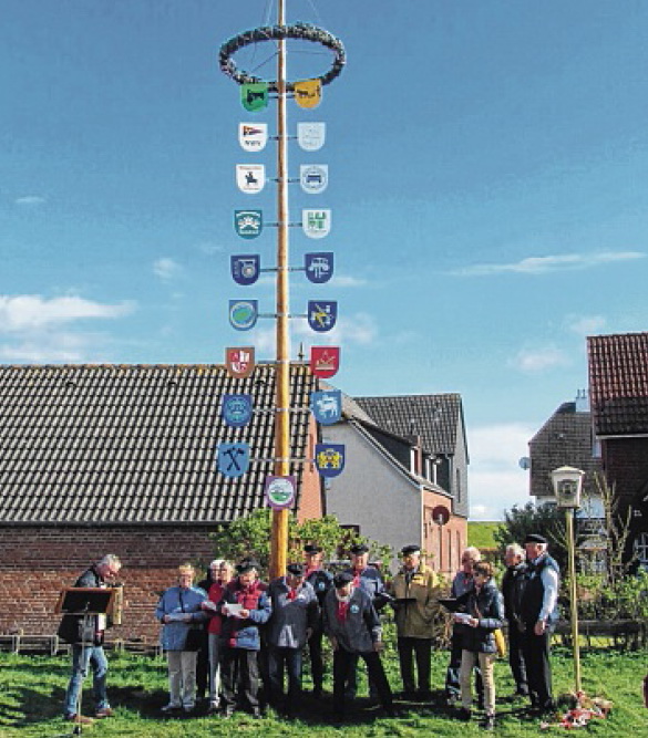 Fideele Nordstrander stellen den Maibaum auf (2022-apr-30)